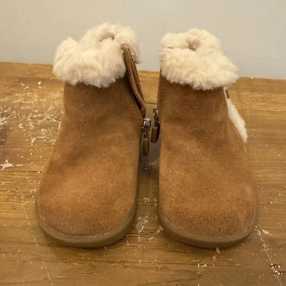 UGG Tan Boots with Cream Fur - Picture 1 of 7